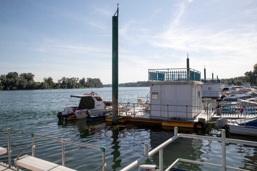 Mir, priroda i kućice na vodi, a sve to na 35 km od Beograda: Jedinstveno nautičko selo nudi potpuno autentičan doživljaj Save (FOTO/VIDEO)