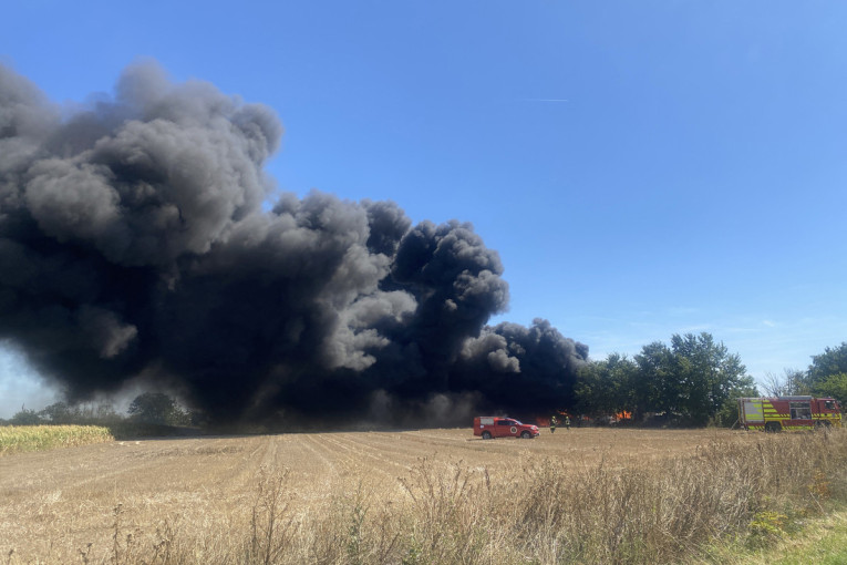Veliki požar između Budisave i Kaća: Gori magacin sa plastikom, aktivirane sve vatrogasne jedinice!(FOTO)