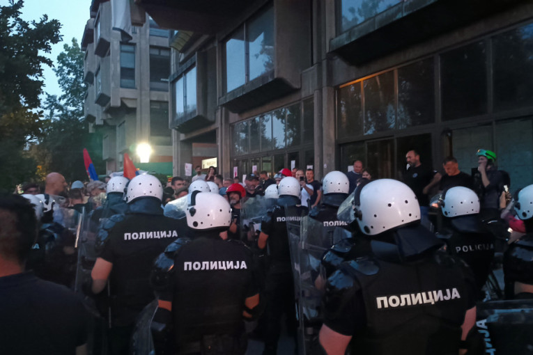 Sramno! Čanak komanduje, Bačulov predvodi teroristički napad na policiju (VIDEO)