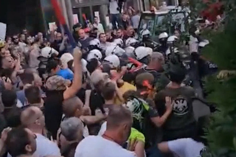 Blokaderi slede primer sledbenika najvećeg ukrajinskog naciste Bandere (VIDEO)