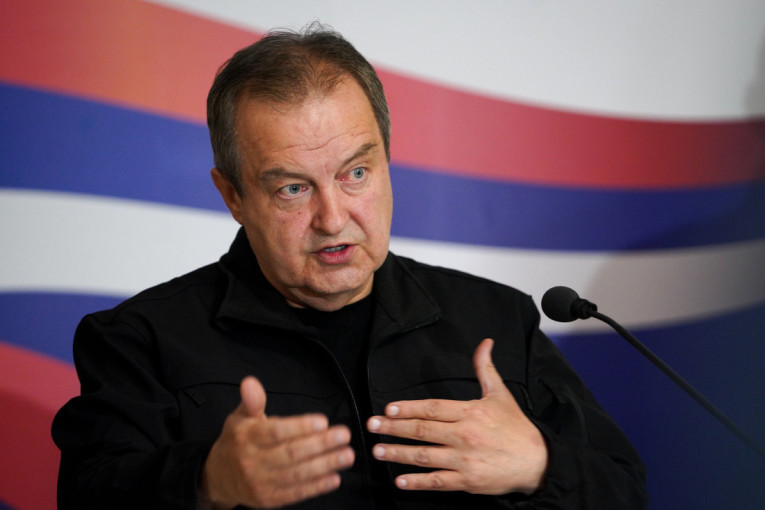 Dačićev detaljan izveštaj: Masovan napad na policiju u Novom Sadu, očigledno ranije isplaniran