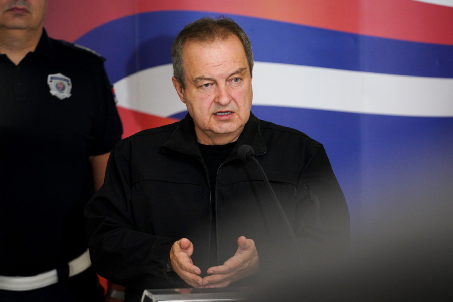 Dačić se obratio iz Palate Srbija: Policija je ponovo napadnuta u Novom Sadu, ostajemo ispred fakulteta dok dekan to traži!