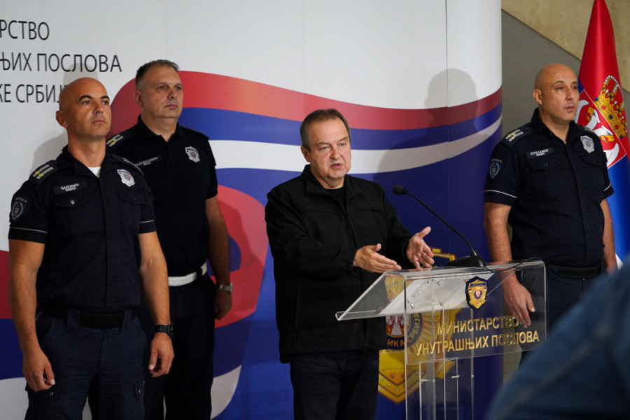 Dačić se obratio iz Palate Srbija: Policija je ponovo napadnuta u Novom Sadu, ostajemo ispred fakulteta dok dekan to traži!