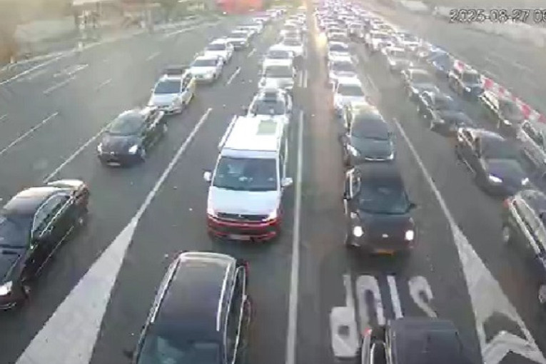 Kolaps na prelazu Batrovci: Putnici čekaju tri sata, kamioni i duže!