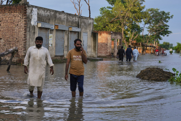 Tragedija u Indiji: Najmanje 30 mrtvih u klizištu kod hodočasničke rute (VIDEO)