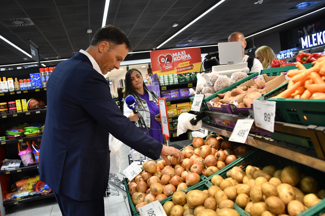 Ministar u kupovini pred nove mere: Šta je sve Mali stavio u korpu od 4.991 dinar! Od ponedeljka će to koštati mnogo manje (FOTO/VIDEO)