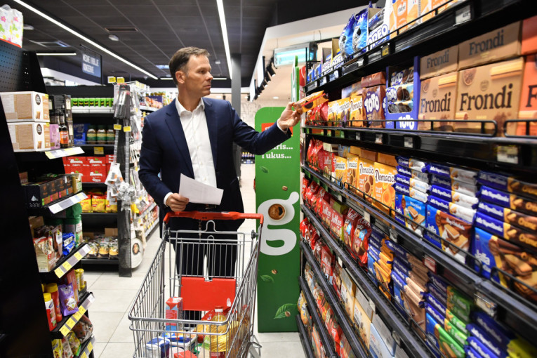 Ministar u kupovini pred nove mere: Šta je sve Mali stavio u korpu od 4.991 dinar! Od ponedeljka će to koštati mnogo manje (FOTO/VIDEO)