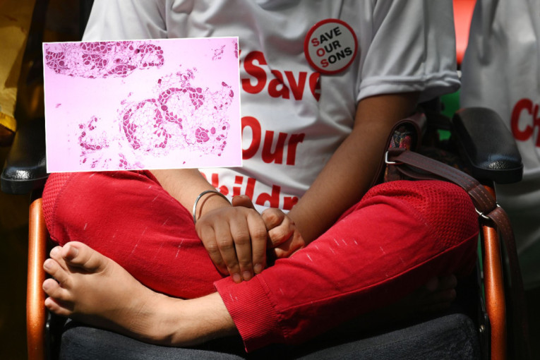 Kakva poruka nezadovoljnih građana: Dvorište gradonačelnika zatrpano smećem