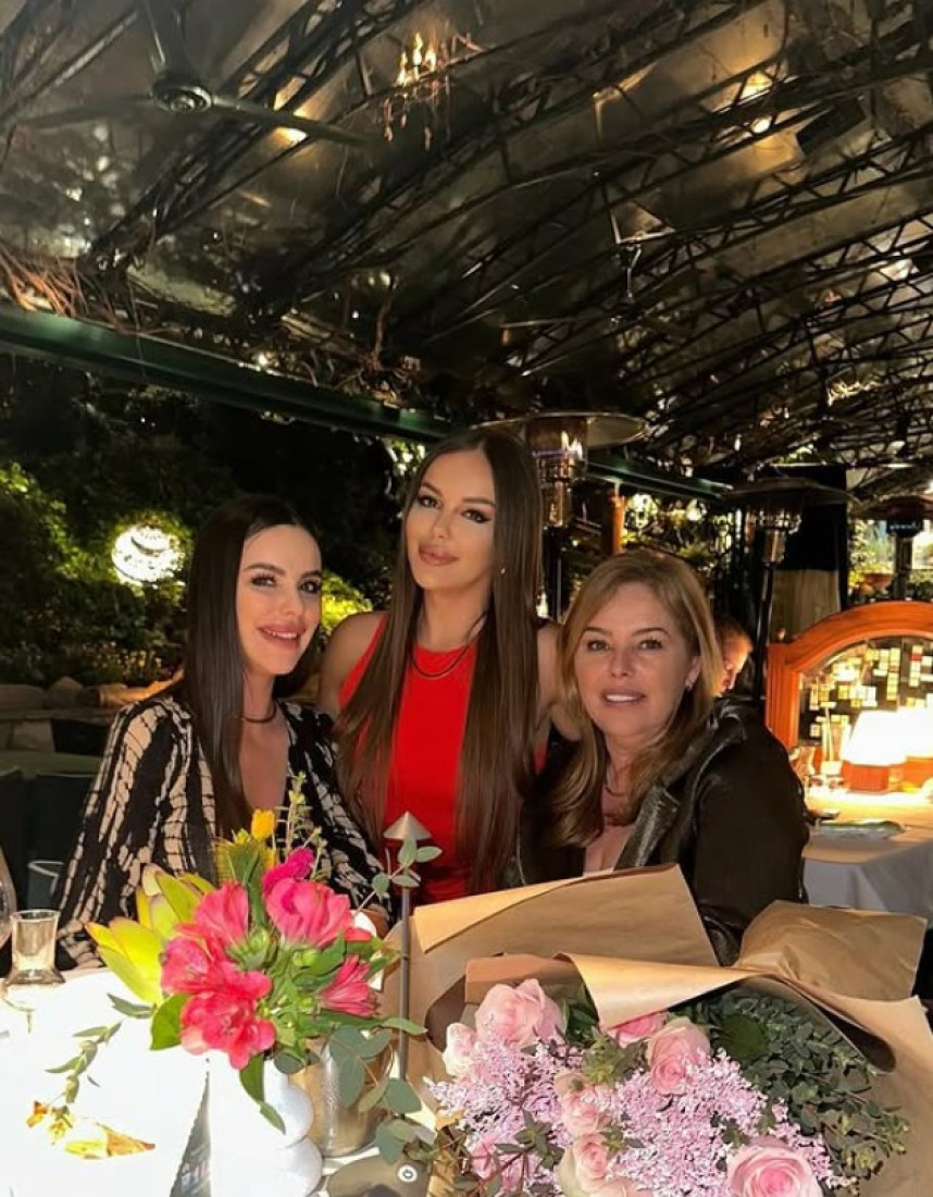 Kao preslikane! Bogdana Ražnatović izašla na večeru sa sestrom i majkom (FOTO)