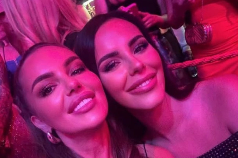 Kao preslikane! Bogdana Ražnatović izašla na večeru sa sestrom i majkom (FOTO)