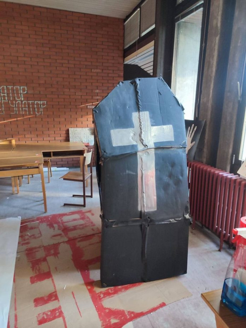 Oni se kandiduju da upravljaju našim životima: Pogledajte na šta liči zgrada Filozofskog fakulteta nakon 9 meseci!