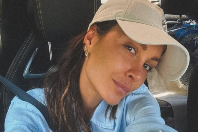 Pozira u zlatnom miniću! Dragana Mićalović u nikad viđenom izdanju (FOTO)