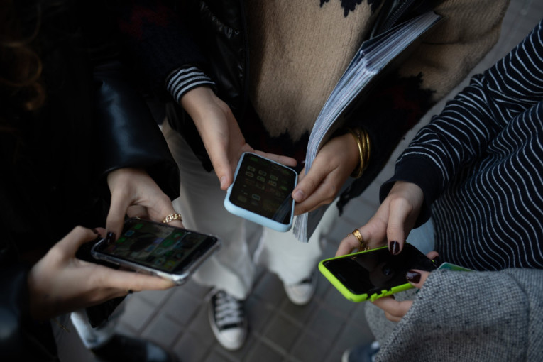 Evropska zemlja zabranjuje telefone u školama: Mlađi od 16 neće moći da ih koriste ni na odmoru