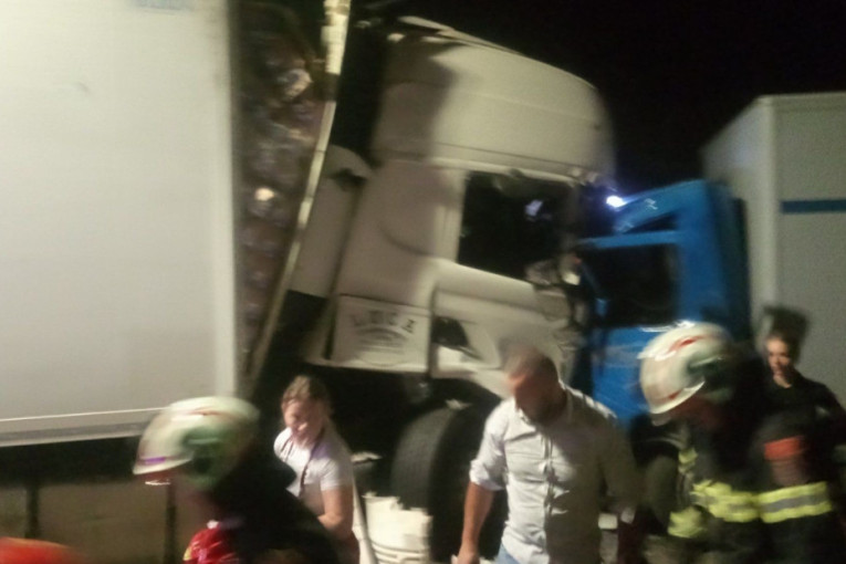 Zastrašujući prizori iz tunela kod Nikšića: Sudar dva šlepera i putničkog vozila, vatrogasci izvlače preživelog (FOTO)