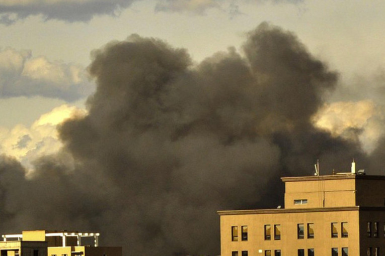 Veliki požar izbio na Bežanijskoj kosi: Crni gusti dim širi se naseljem (VIDEO)