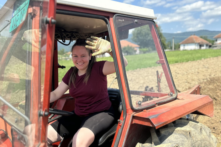 "Deda rekao: Ajmo sine da oremo"! Kad Marija sedne u traktor i najiskusniji orači joj skidaju kapu! (FOTO)