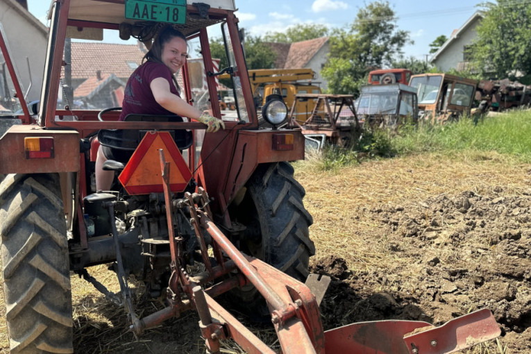 "Deda rekao: Ajmo sine da oremo"! Kad Marija sedne u traktor i najiskusniji orači joj skidaju kapu! (FOTO)