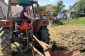 "Deda rekao: Ajmo sine da oremo"! Kad Marija sedne u traktor i najiskusniji orači joj skidaju kapu! (FOTO)