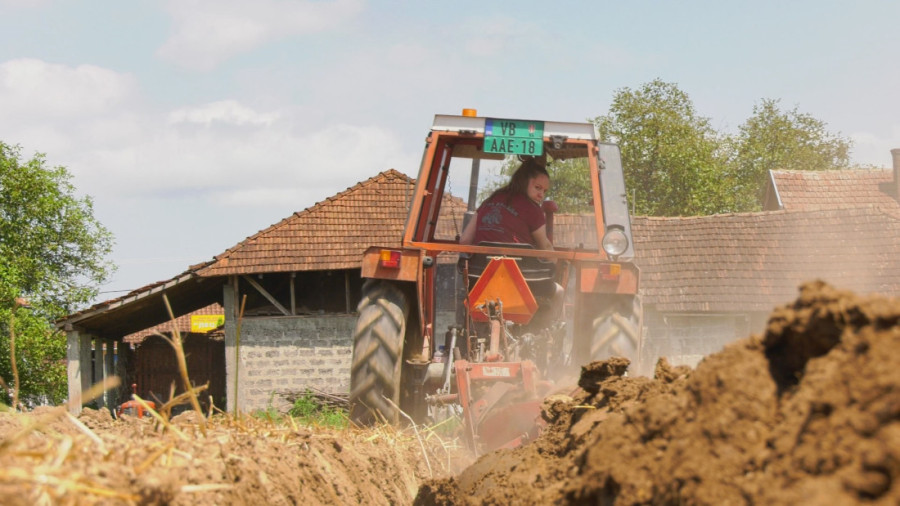 "Deda rekao: Ajmo sine da oremo"! Kad Marija sedne u traktor i najiskusniji orači joj skidaju kapu! (FOTO)