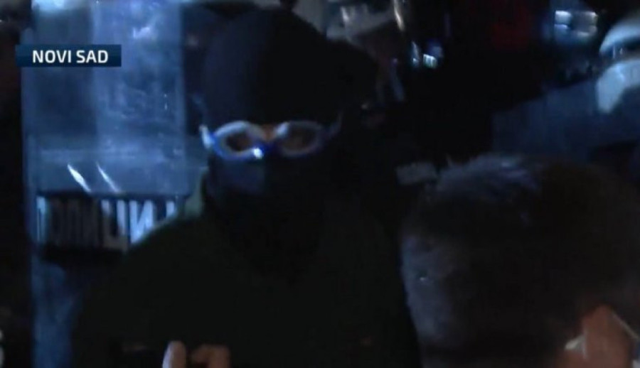 Nasilnici bacaju topovske udare na policiju! Blokaderi i večeras prave haos u Novom Sadu (FOTO)