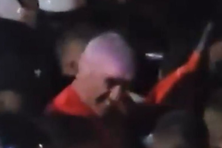 Bačulov opet predvodi napad na policiju: U prvim redovima sa blokaderima u Novom Sadu (VIDEO)