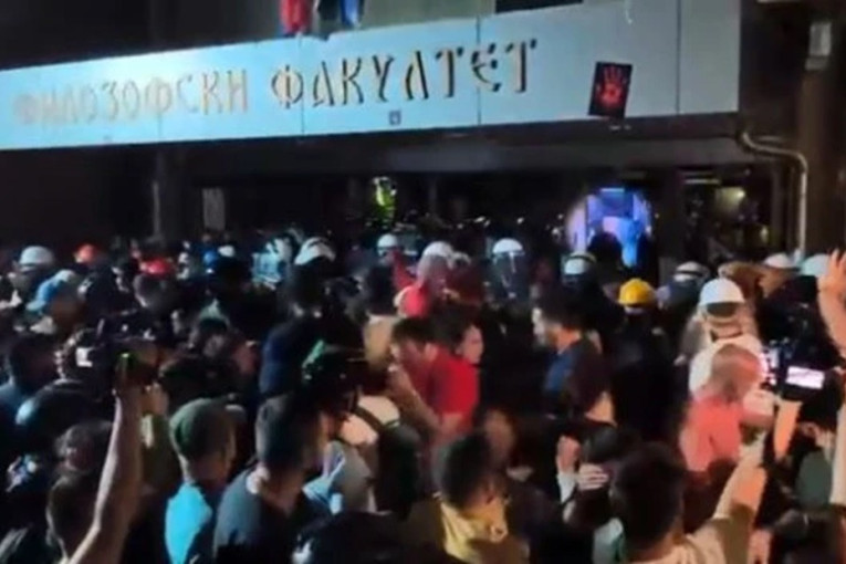 Jezive pretnje ispred Filozofskog fakulteta: Blokaderi nasrnuli na policiju, spominjali im porodice i decu (VIDEO)