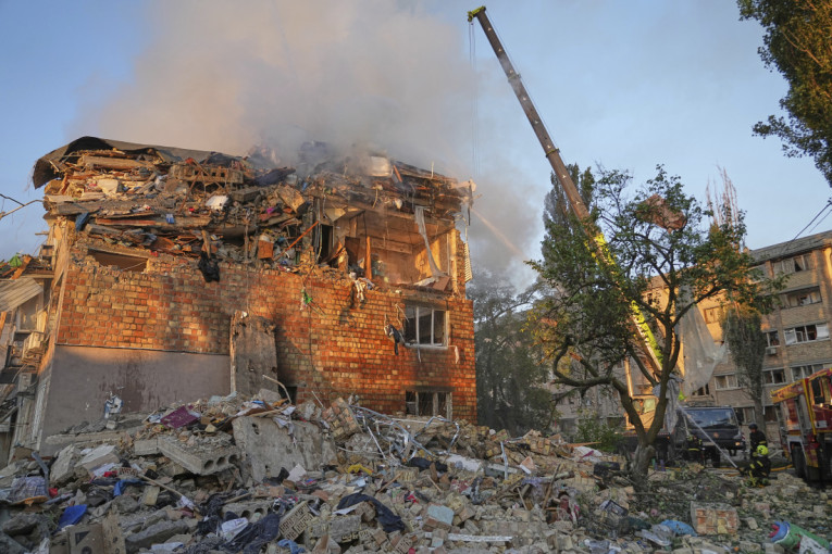 Lisice za dvojicu nasilnika: Hapšenja zbog napada na policajce ispred Filozofskog fakulteta u Novom Sadu