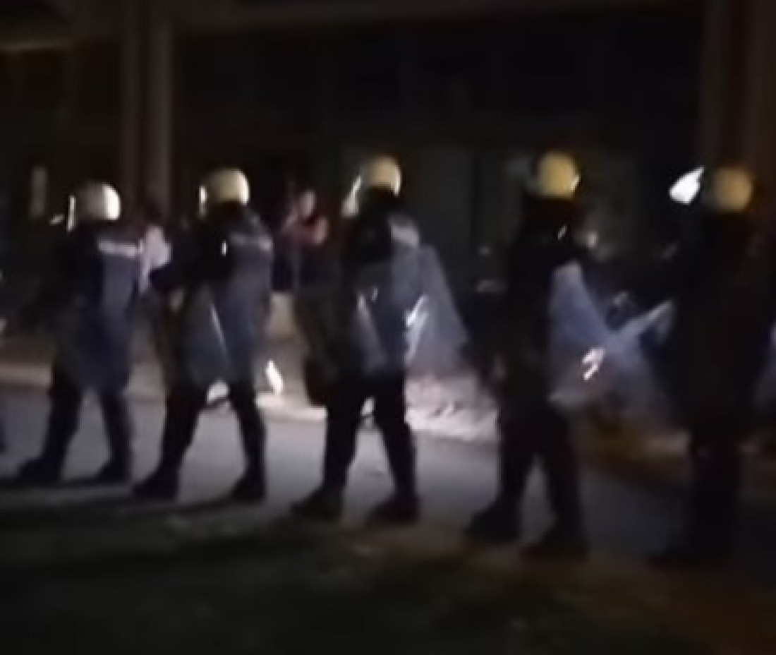 Smeće iza nasilnika: Pogledajte jutro posle nasilja ispred Filozofskog fakulteta (VIDEO)