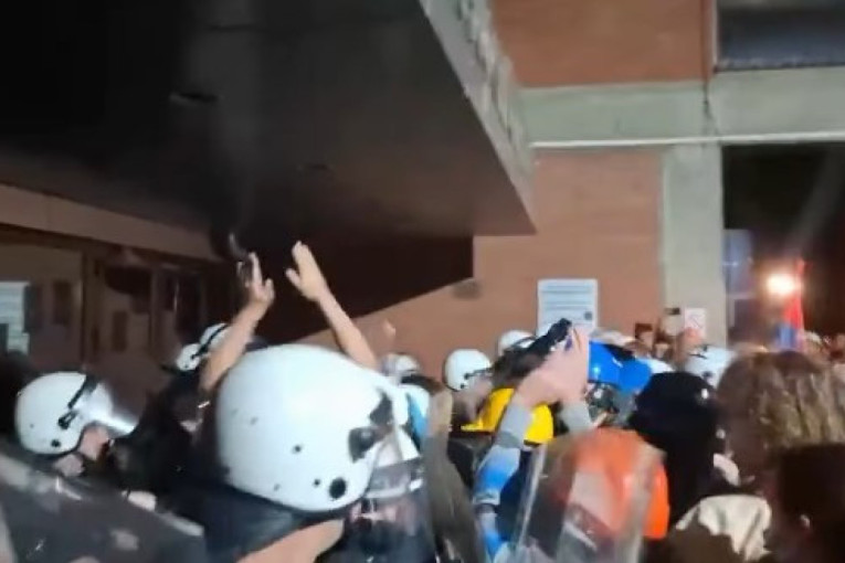 Hitno se oglasio MUP o incidentu u Novom Sadu: Kamenicama i pirotehnikom gađali policiju!