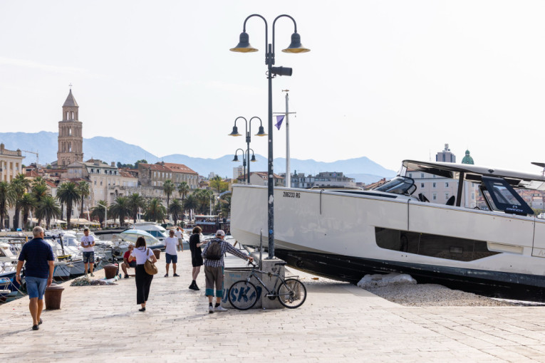 Drama u Splitu: Gliser izleteo na kopno, sumnja se da je kapetan zaspao za kormilom! (FOTO/VIDEO)