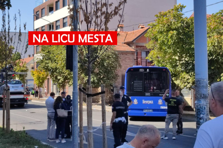 (UZNEMIRUJUĆI VIDEO) Snimljen trenutak kada je autobus udario devojčicu u Zemunu: Stradala na licu mesta!