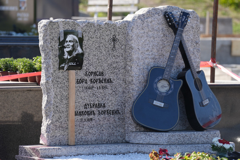 "Ukrstite dve gitare..." Ispunjena poslednja želja Bore Čorbe, evo kako se grad Čačak odužio rok legendi