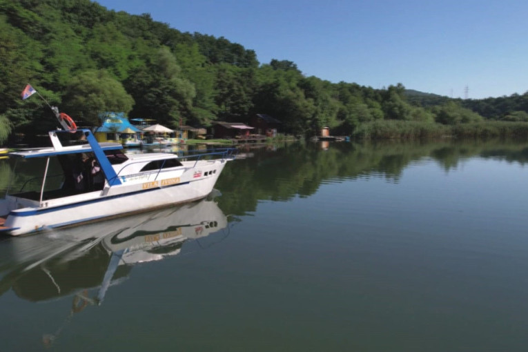 Bela lađa plovi kroz najlepše predele Srbije: Boban otkrio šta strance ostavlja bez daha (FOTO)
