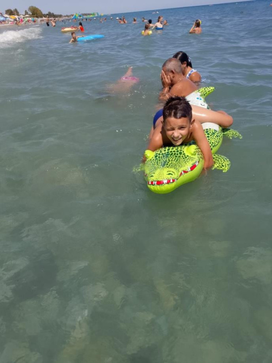 Dobri ljudi promenili život Stefanu i njegovom deki: Prvi put osetio miris talasa, pesak pod nogama i radost letovanja!