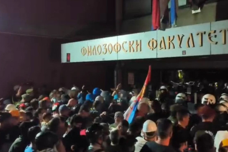 Opet divljaju u Novom Sadu, predvodi ih Pogačar: Blokaderi nastavljaju maltretiranje policije ispred Filozofskog (VIDEO)