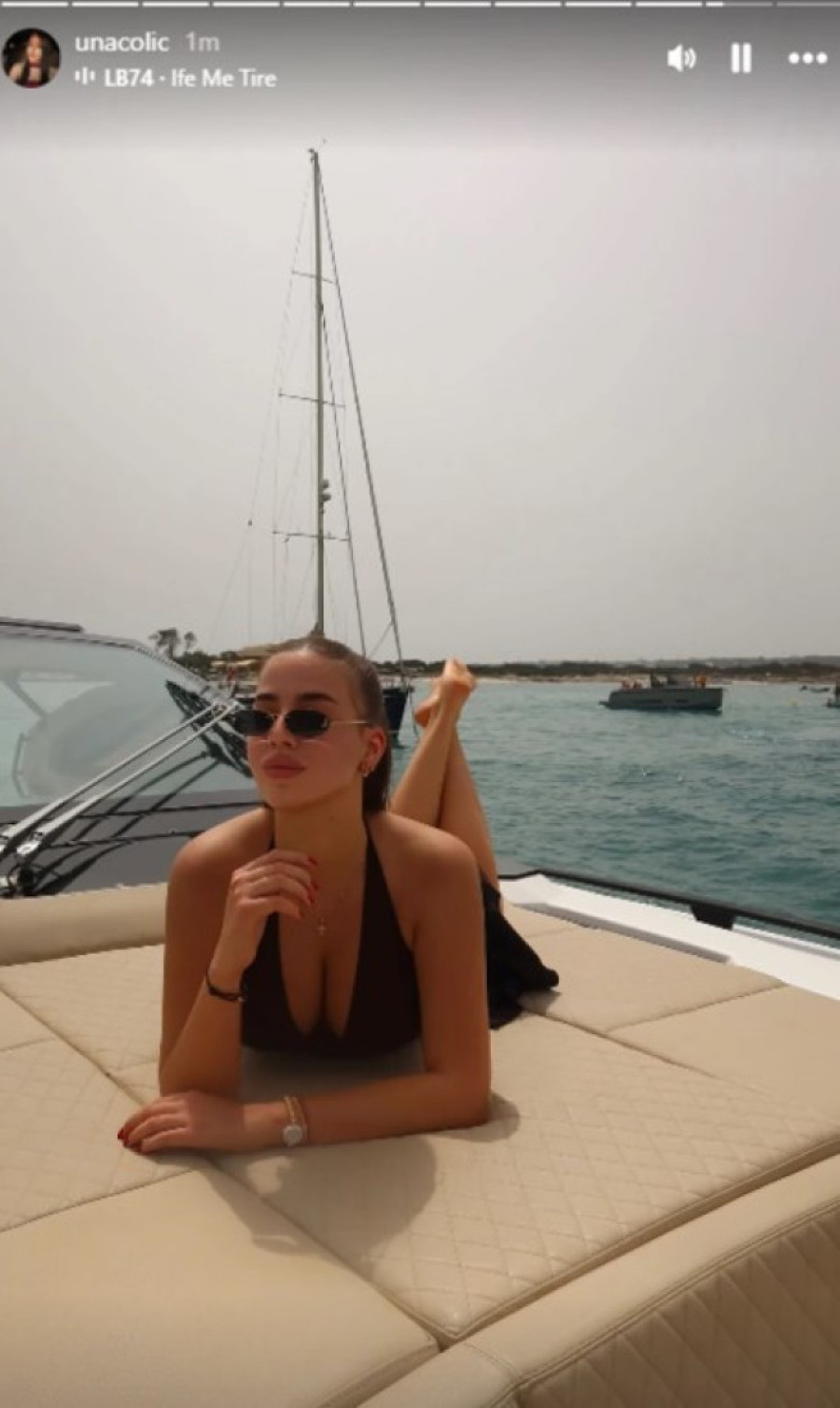 Čolina ćerka žari i pali na luksuznoj jahti u Španiji: Bujne grudi i 10 godina stariji dečko!