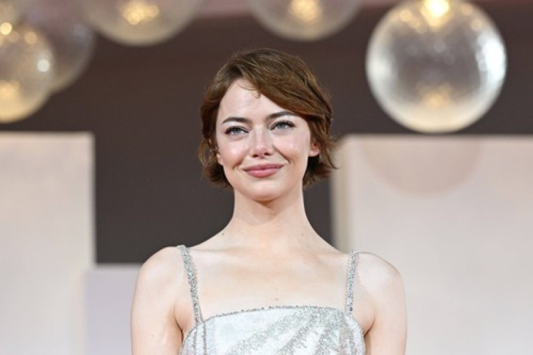 Svedeno, ali i dalje luksuzno: Ema Stoun pokazala kako se nosi najtraženiji materijal ove jeseni (FOTO)