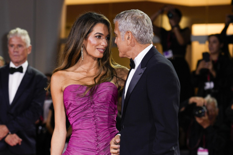 Ko je ovde zvezda? Amal obukla haljinu o kojoj će se pričati, a Džordž Kluni je na svakom koraku obasipao pažnjom i nežnim pogledima (FOTO)