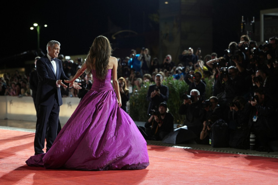 Ko je ovde zvezda? Amal obukla haljinu o kojoj će se pričati, a Džordž Kluni je na svakom koraku obasipao pažnjom i nežnim pogledima (FOTO)