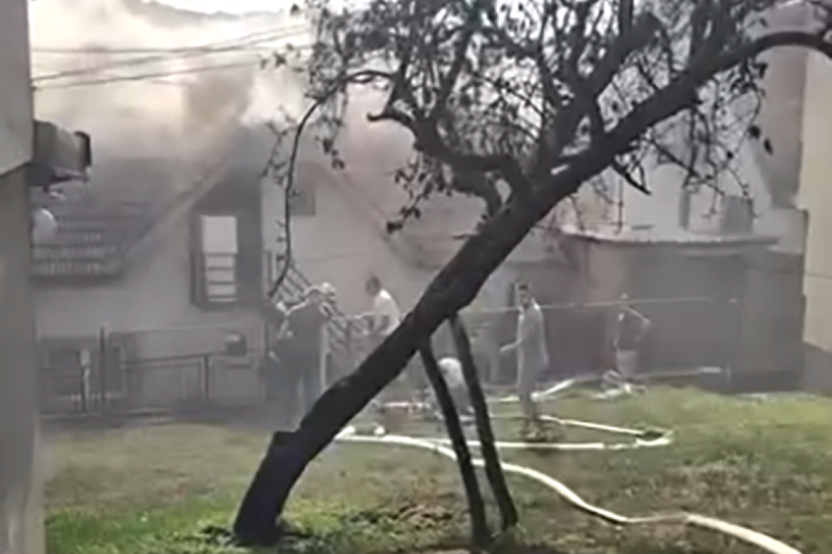 Gori porodična kuća! Drama u Užicu, vatrogasci na terenu! (VIDEO)