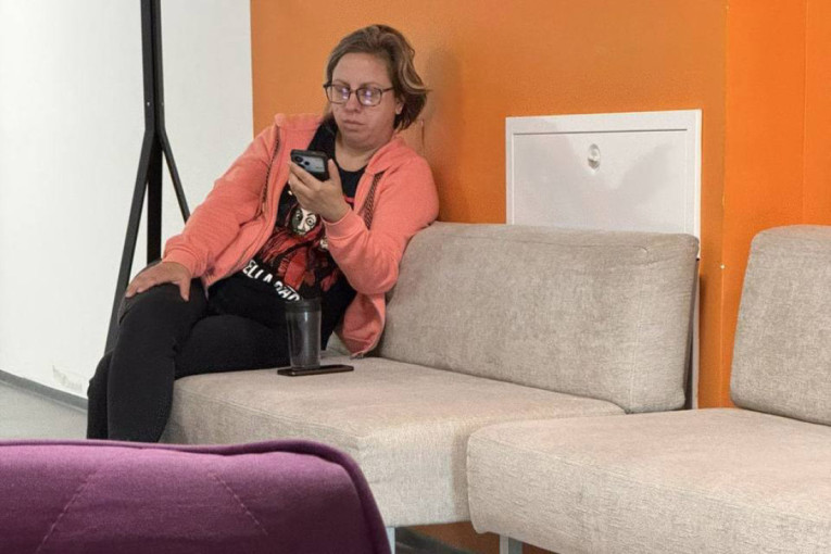 Neprofesionalno: Tehničko lice sa javnog servisa iz dana u dan maltretira goste na televiziji!