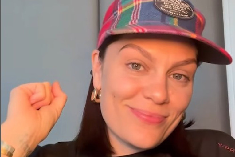 Tek se izborila sa rakom dojke, a sada je ponovo čeka operacija: Pevačica slomljena! (VIDEO)