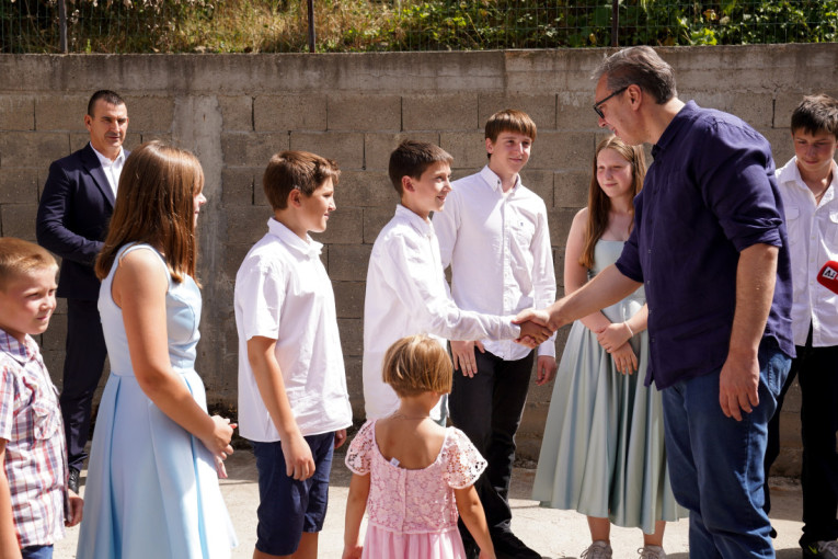 Stiže velika pomoć za jedanaestočlanu porodicu! Vučić u Rakovici: Mnogo sam srećan kada vidim porodicu sa devetoro dece! (FOTO/VIDEO)