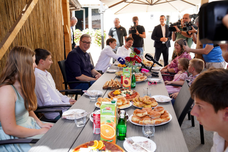Stiže velika pomoć za jedanaestočlanu porodicu! Vučić u Rakovici: Mnogo sam srećan kada vidim porodicu sa devetoro dece! (FOTO/VIDEO)