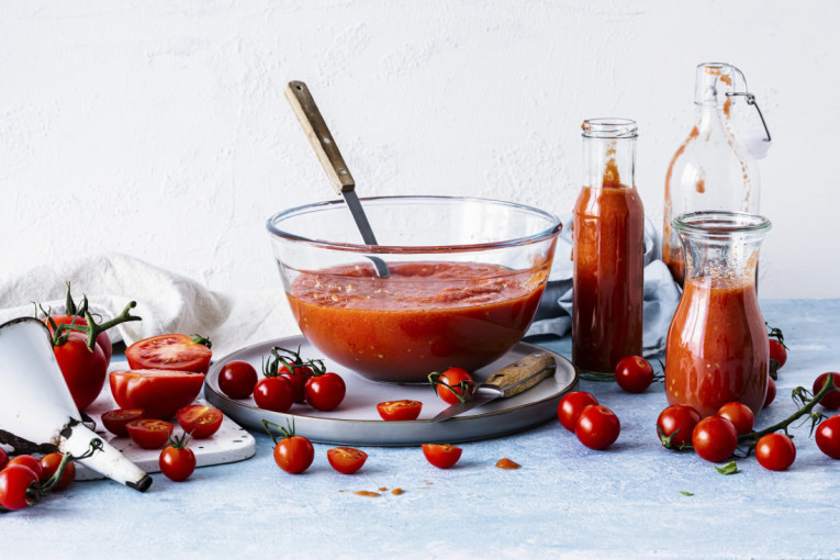 Najbolji način da iskoristite višak paradajza: Napravite zdrav i ukusan kečap koji će deca obožavati