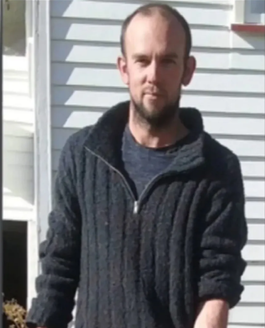 Snimljen otac koji je pre 4 godine nestao sa troje dece: Opljačkao radnju sa jednim od njih, pa ispario na kvadu (VIDEO)