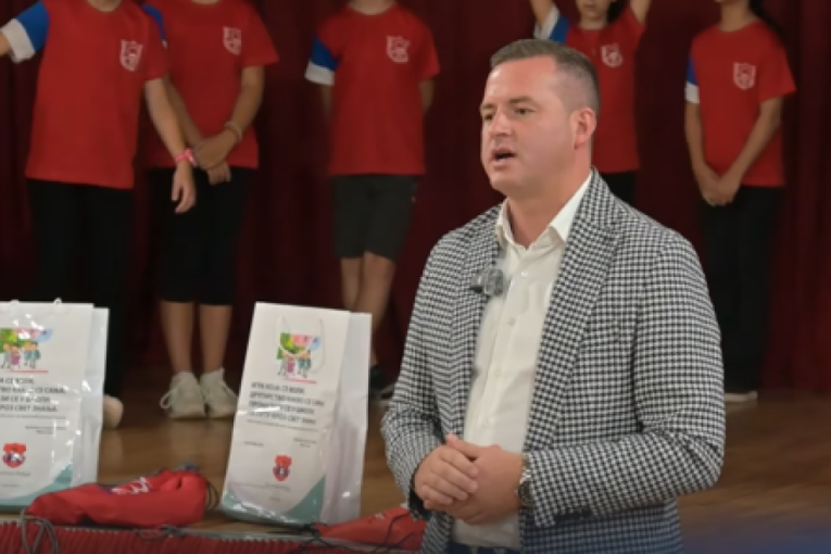 Predsednik opštine Inđija posetio školu u Beški: Mnogo ima talentovane dece kojoj uvek pokušavamo da pomognemo na sve načine