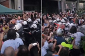 Skandalozno! Sudija oslobodila blokadera koji je pred kamerama udario policajca! (VIDEO)