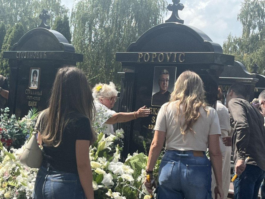 Poznati na polugodišnjem pomenu Popoviću: Žiri "Zvezda Granda" jedva se drži, Rale plače kao kiša (FOTO)