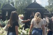 Popovićeva porodica tuguje u tišini na polugodišnjem pomenu: Sestra sa suzama u očima dodiruje sliku brata (VIDEO)